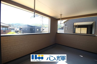 【バルコニー】 | クレイドルガーデン山陽小野田市赤崎第２（２号棟） | 日当たりのよい住宅エリアですので、多くの陽光が降り注ぎ、室内には陽だまりを生み出してくれます。