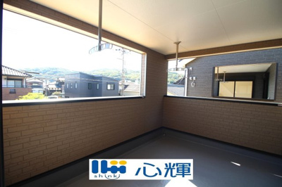 【バルコニー】 | クレイドルガーデン山陽小野田市赤崎第２（２号棟） | 日当たりのよい住宅エリアですので、多くの陽光が降り注ぎ、室内には陽だまりを生み出してくれます。