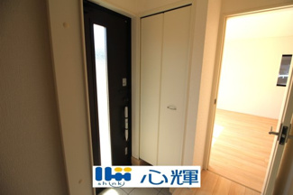 【玄関】 | クレイドルガーデン山陽小野田市赤崎第２（２号棟） | たくさんある靴もすべて収納して頂け、玄関をスッキリ綺麗な空間にまとめます。


