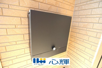 【玄関】 | クレイドルガーデン山陽小野田市赤崎第２（２号棟） | 玄関に設置の宅配ボックスは外出で不在の時も荷物の受け取りが可能です♪