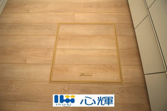 【収納】 | クレイドルガーデン山陽小野田市赤崎第２（２号棟） | キッチン床下収納です。いざというときの非常食や使用頻度の低いものをコンパクトに収納します。