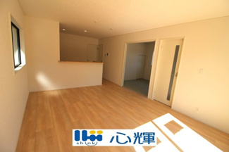 【居間・リビング】 | クレイドルガーデン山陽小野田市赤崎第２（２号棟） | 家族が集う開放的な自由空間。季節ごとに壁飾りや家具の配置を変えて楽しんでみるのはいかがですか。