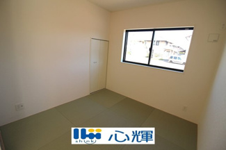 【和室】 | クレイドルガーデン山陽小野田市赤崎第２（２号棟） | リビングの横に和室があれば、畳の上で遊ぶ子供をキッチンから見守れるので嬉しいですね。

