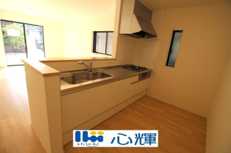 【キッチン】 | クレイドルガーデン山陽小野田市赤崎第２（２号棟） | 充分なスペースを実現したキッチン空間となっています。寛ぐ方とお料理をされる方の一体感を重視した設計。