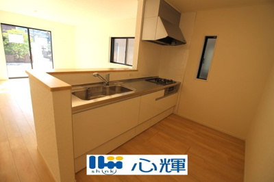 【キッチン】 | クレイドルガーデン山陽小野田市赤崎第２（２号棟） | 充分なスペースを実現したキッチン空間となっています。寛ぐ方とお料理をされる方の一体感を重視した設計。