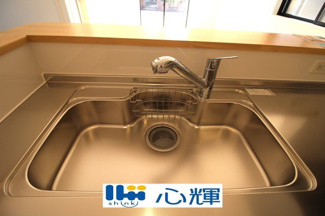 【キッチン】 | クレイドルガーデン山陽小野田市赤崎第２（２号棟） | 浄水器付きです。水栓は先端が引き出せるのでシンクの隅々まで水が届きます。


