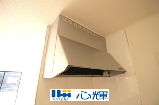 【キッチン】 | クレイドルガーデン山陽小野田市赤崎第２（２号棟） | 最新タイプのレンジフードは吸引性能も良好！お手入れもカンタンです。
