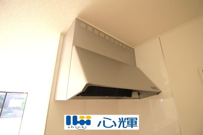 【キッチン】 | クレイドルガーデン山陽小野田市赤崎第２（２号棟） | 最新タイプのレンジフードは吸引性能も良好！お手入れもカンタンです。
