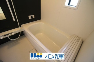 【浴室】 | クレイドルガーデン山陽小野田市赤崎第２（２号棟） | 疲れを癒す場所にふさわしい快適で清潔な空間で、心も体もオフになるリラックスタイムをお楽しみ下さい。