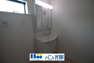 【独立洗面台】 | クレイドルガーデン山陽小野田市赤崎第２（２号棟） | 平日の朝であっても落ち着きと寛ぎを感じられ、スムーズに身支度が完了します。

