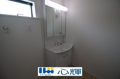 【独立洗面台】 | クレイドルガーデン山陽小野田市赤崎第２（２号棟） | 平日の朝であっても落ち着きと寛ぎを感じられ、スムーズに身支度が完了します。

