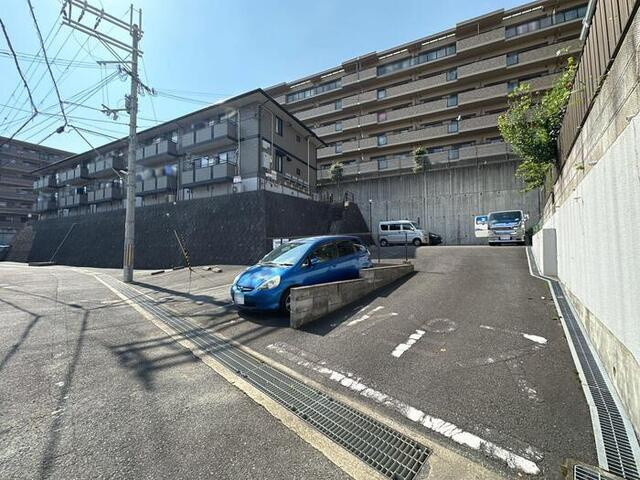 サニーハイツ学園中の駐車場