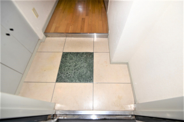 メゾンフローラの玄関