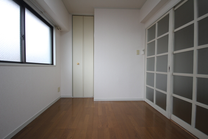長谷川ビルの洋室