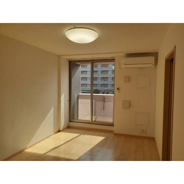 イサ・セレッソの居間・リビング