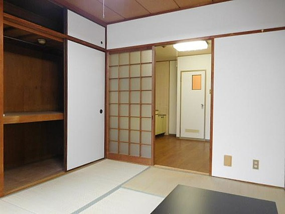 サンハイツ元町の居間・リビング