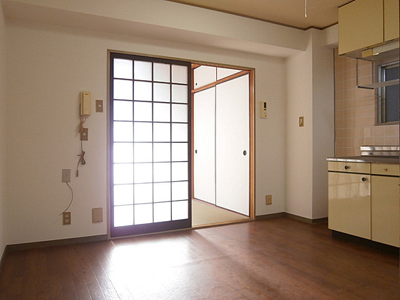 サンハイツ元町の居間・リビング