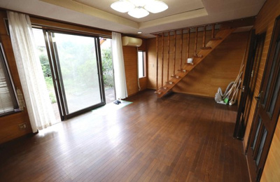 【居間・リビング】 | 毛呂山町西戸　中古住宅 | 1階リビング10.5帖1
