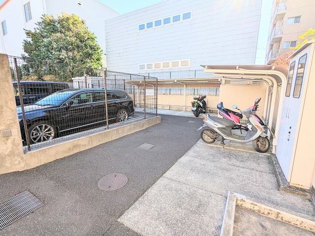 エンゼルパークソレイユ住吉の駐輪場|バイク置き場。空き状況についてはお問合せください。