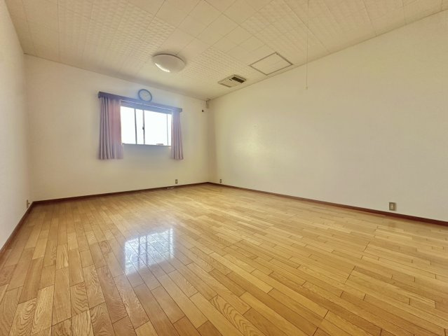 桜川市真壁町中古店舗付き住宅の洋室