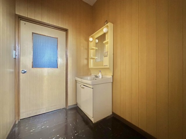 桜川市真壁町中古店舗付き住宅の独立洗面台