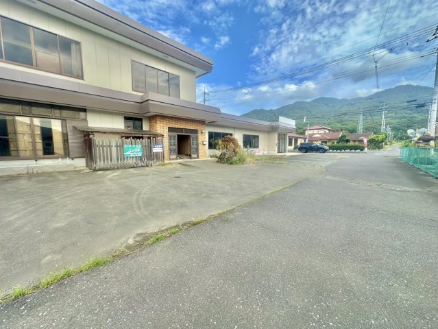 桜川市真壁町中古店舗付き住宅の駐車場