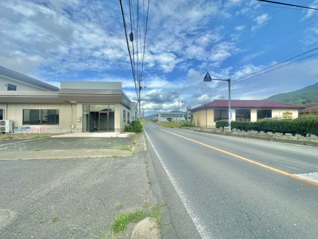 桜川市真壁町中古店舗付き住宅の前面道路含む現地写真