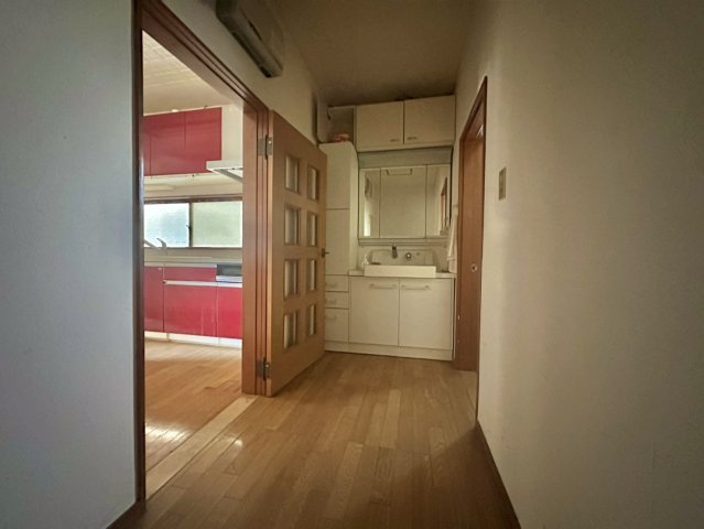 桜川市真壁町中古店舗付き住宅の独立洗面台