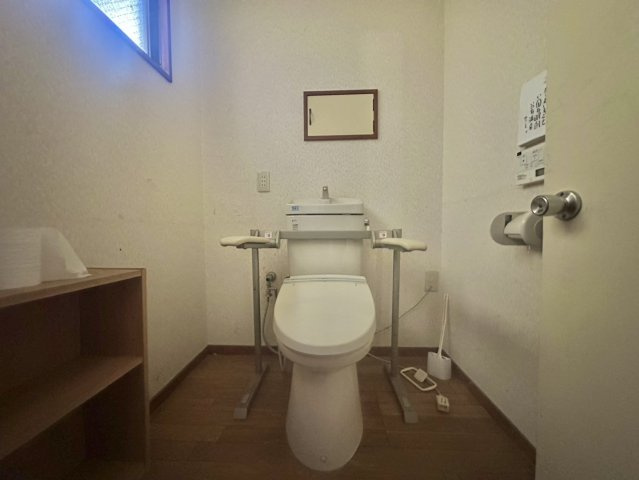 桜川市真壁町中古店舗付き住宅のトイレ