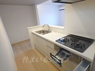 広島市安佐北区三入１丁目のアパートのキッチン|センサー吐水シャワー栓・３口ガスコンロ・グリル付きシステムキッチン