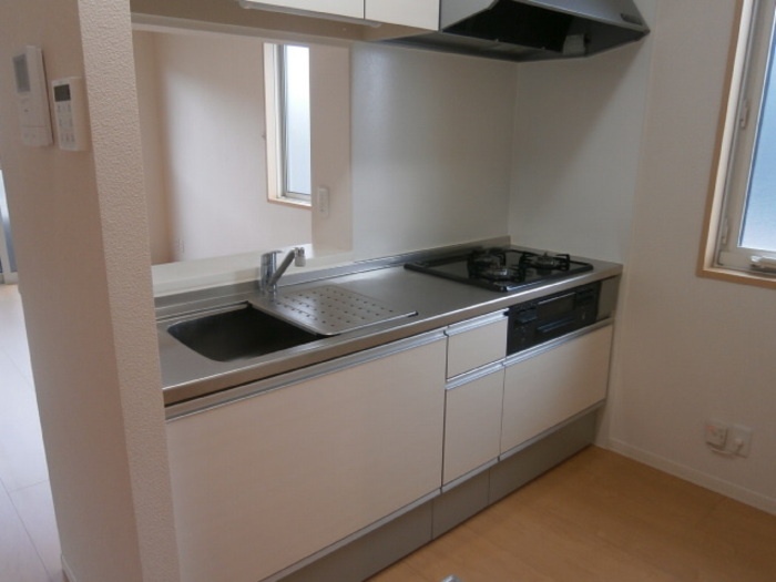 HEARTY'S　ENT豆津　C棟のキッチン|3口コンロ・グリル付きの使いやすいシステムキッチンです♪