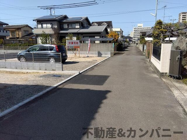 松山市余戸東２丁目の売地の前面道路含む現地写真|前面道路含む現地写真です