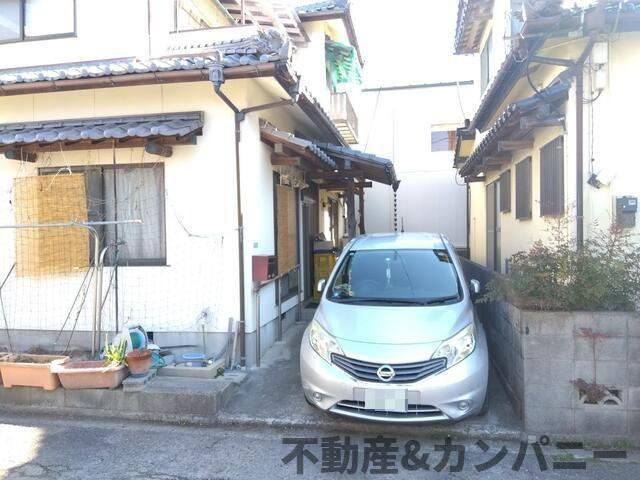 松山市市坪北２丁目の中古一戸建の駐車場