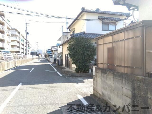 松山市市坪北２丁目の中古一戸建の前面道路含む現地写真|前面道路含む現地写真です