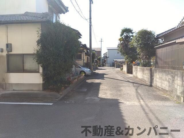 松山市市坪北２丁目の中古一戸建の前面道路含む現地写真|駐車場に車を止められます