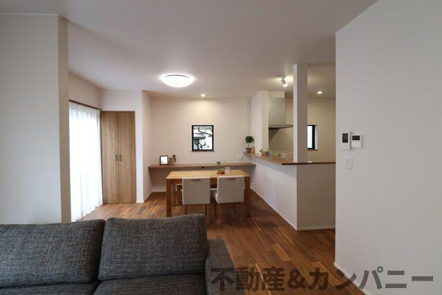 松山市西石井１丁目の中古一戸建の居間・リビング|こちらのリビングで趣味の時間をお楽しみください