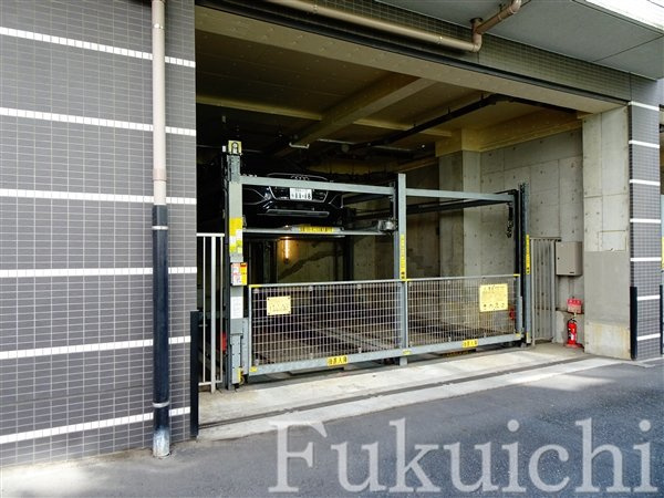 カスタリア三宿の駐車場