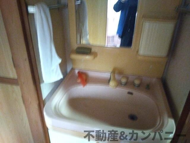 松山市八反地の中古一戸建の独立洗面台|独立洗面台あり、毎朝おしゃれに忙しい女性の方におすすめです