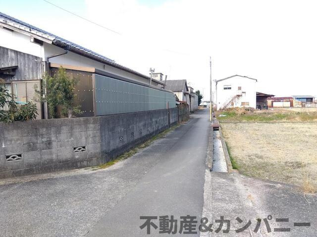 松山市八反地の中古一戸建の前面道路含む現地写真|前面道路含む現地写真です