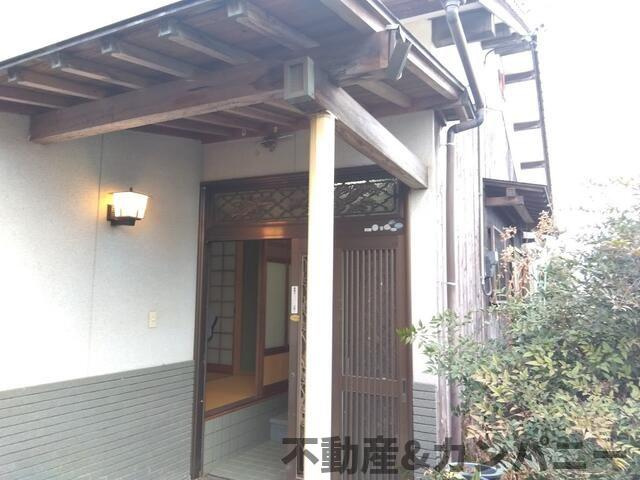 松山市八反地の中古一戸建の玄関|落ち着いた玄関です