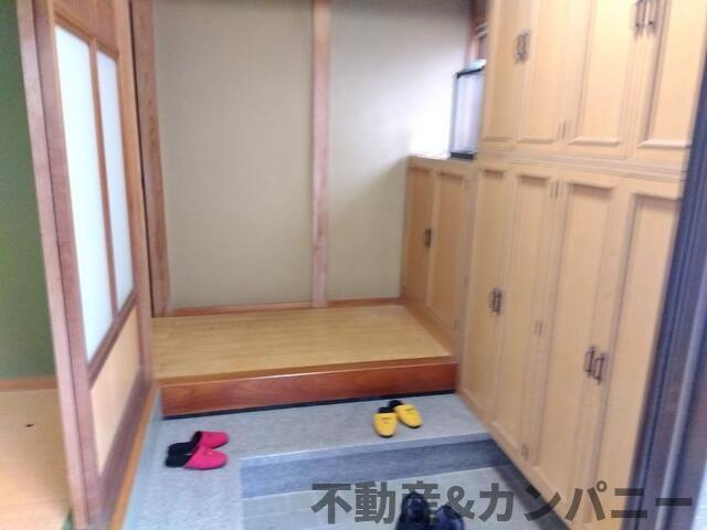松山市八反地の中古一戸建の玄関|収納もある玄関です