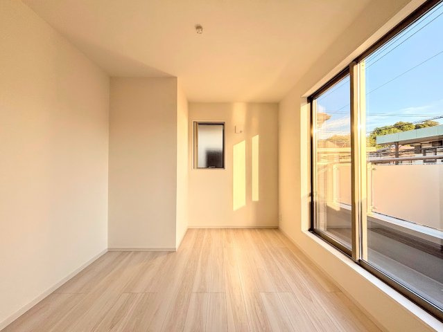 戸塚区下倉田町　新築戸建ての洋室|◆柔らかい陽光が差し込む明るいお部屋を演出する設計。彩光の取れる窓が気持ちの良いお部屋を創り上げます。
