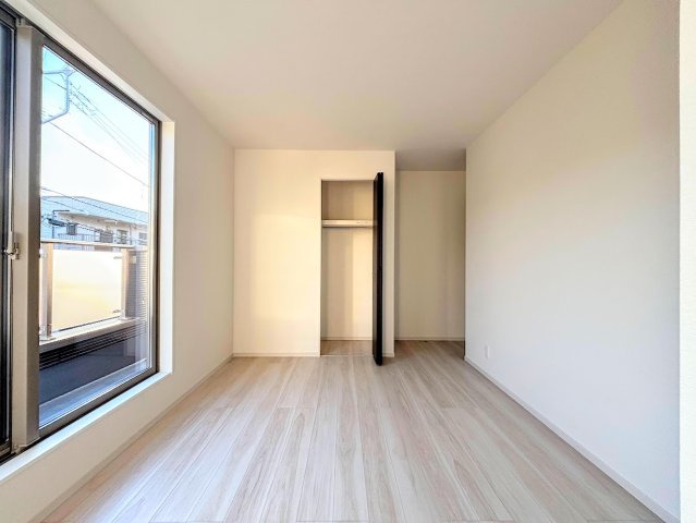 戸塚区下倉田町　新築戸建ての洋室|◆室内はいつも明るい印象なので気持ちの良い朝を迎えられます。各部屋にはクローゼットを完備しており、収納が多いお家はすっきりして快適空間です。
