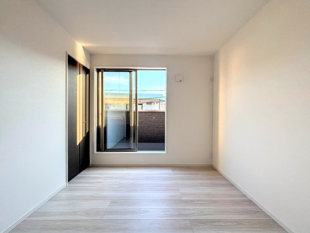 戸塚区下倉田町　新築戸建ての洋室|◆気持ちの良い風が室内へ入り込む居室。家具を配置しても広々ご利用いただけます！！
