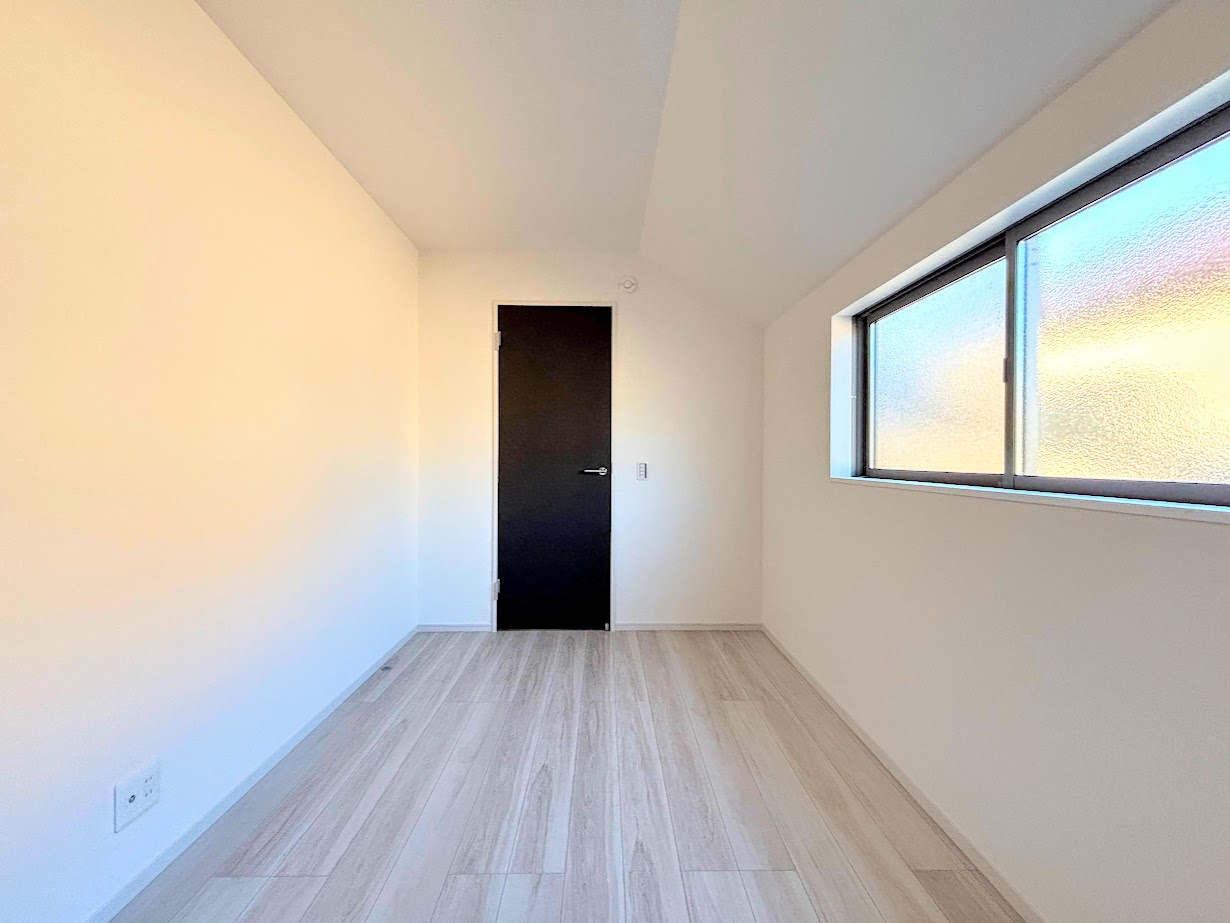 戸塚区下倉田町　新築戸建ての洋室|◆子どものスタディ空間として、あるいは書斎やホビールームとして生活スタイルに合わせて使えるプライベートルーム。居心地のいい落ち着いたインテリアが似合います。
