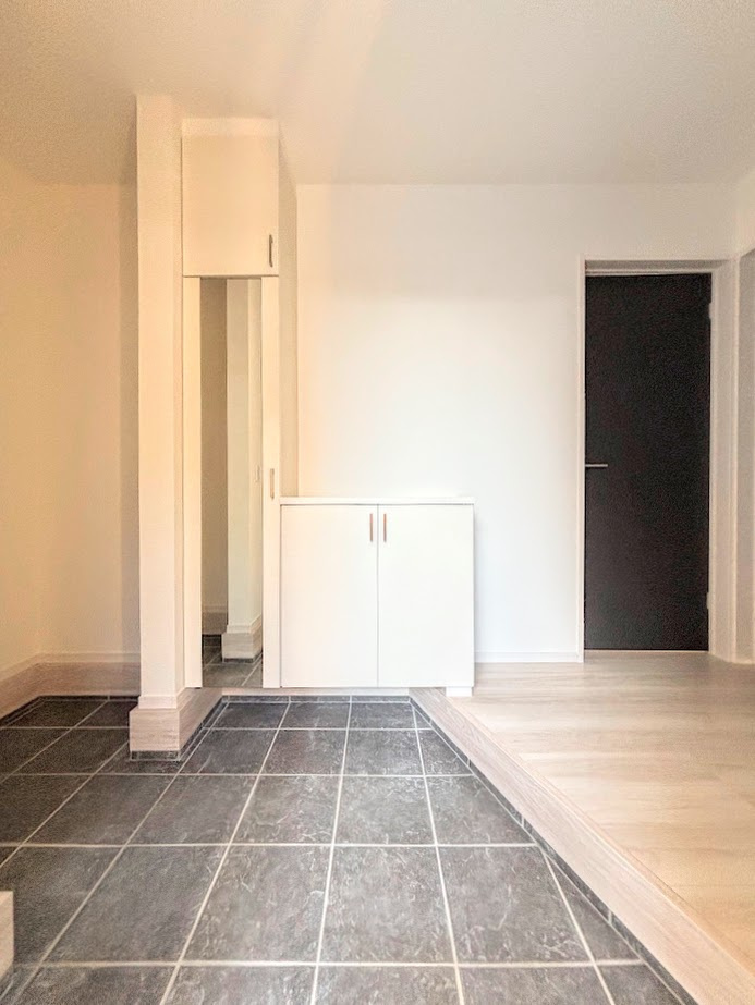 戸塚区下倉田町　新築戸建ての玄関|◆明るい玄関です！散らかりやすい玄関もスッキリする大容量のシューズボックス付き。
