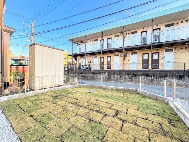 戸塚区下倉田町　新築戸建ての庭|◆お手入れのしやすいちょうどよいサイズ感のお庭付き。植栽や家庭菜園等多目的にご利用いただけるプライベート空間。
