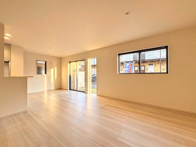 戸塚区下倉田町　新築戸建ての居間・リビング|◆ご家族の会話がはずむ、開放的なＬＤＫです。休日はお陽さまの光をたっぷりととりこめるぽかぽかリビングで過ごしませんか？
