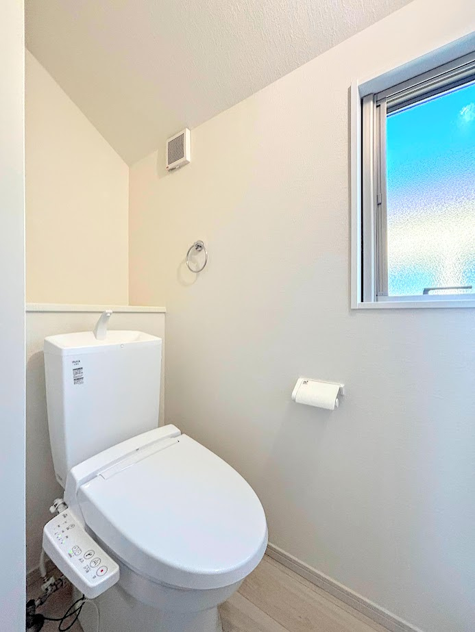 戸塚区下倉田町　新築戸建てのトイレ|◆清潔感のある白を基調とした落ち着ける空間。小窓をもうけていますので、こもりやすい空気の入れ替えも簡単に行えますね！
