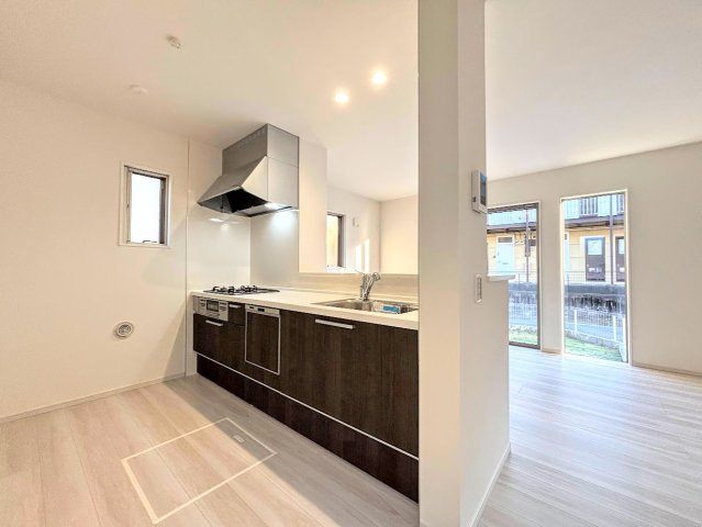 戸塚区下倉田町　新築戸建てのキッチン|◆キッチンからダイニングやリビングが見渡せるキッチン。料理をしながら家族とコミュニケーションをとれるだけでなく、大きな開放感も得られることができます。
